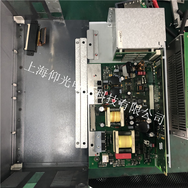 Ӣ���ڱ�Ƶ����䵥ԪU�������OUT1��